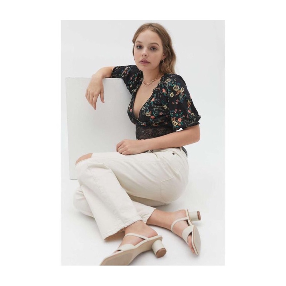 UO Samara Plunging Surplice Cropped Top - Picture 2 of 7